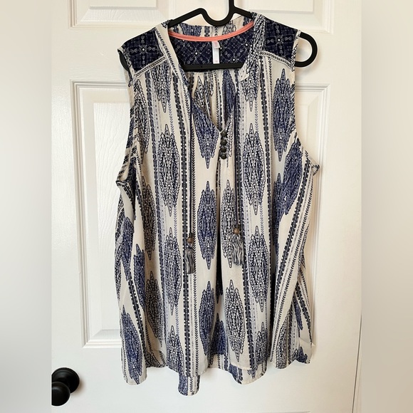 Xhilaration sleeveless top - Picture 2 of 4